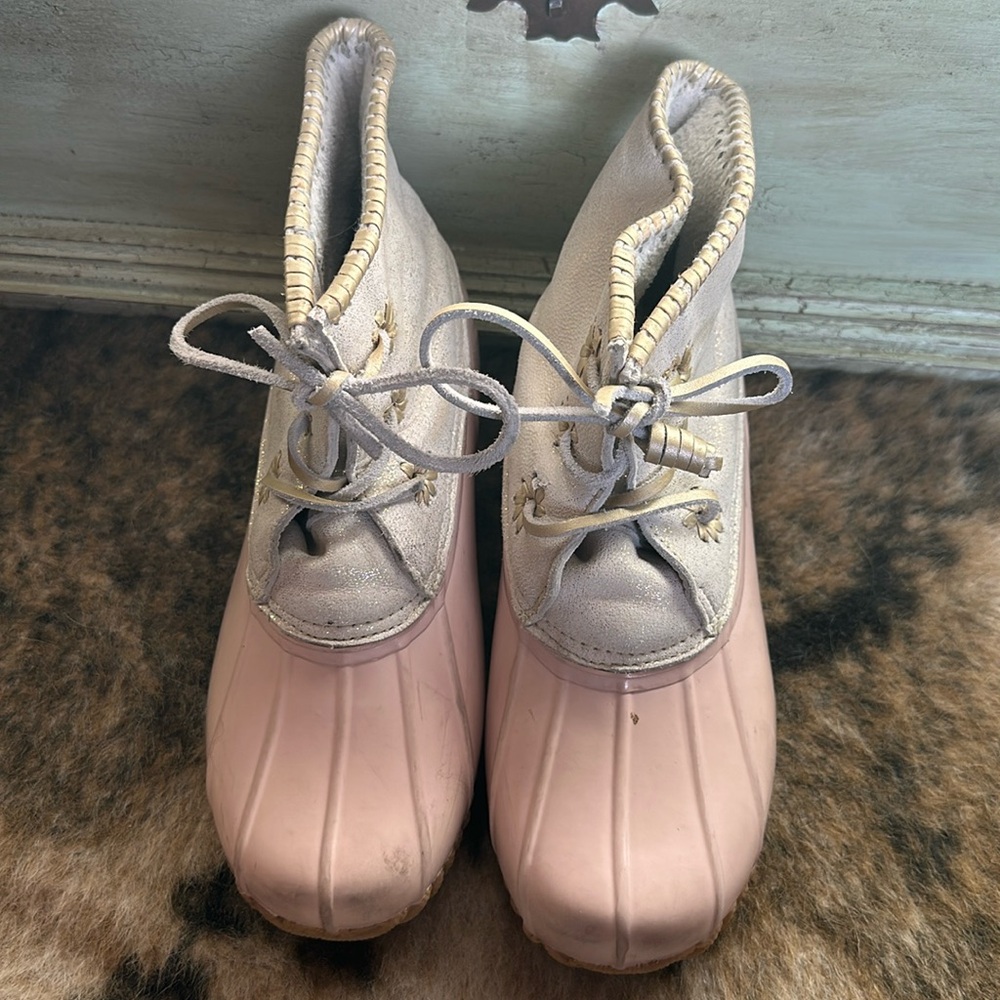 Woman’s size 8 winter boots barely worn and are in good condition